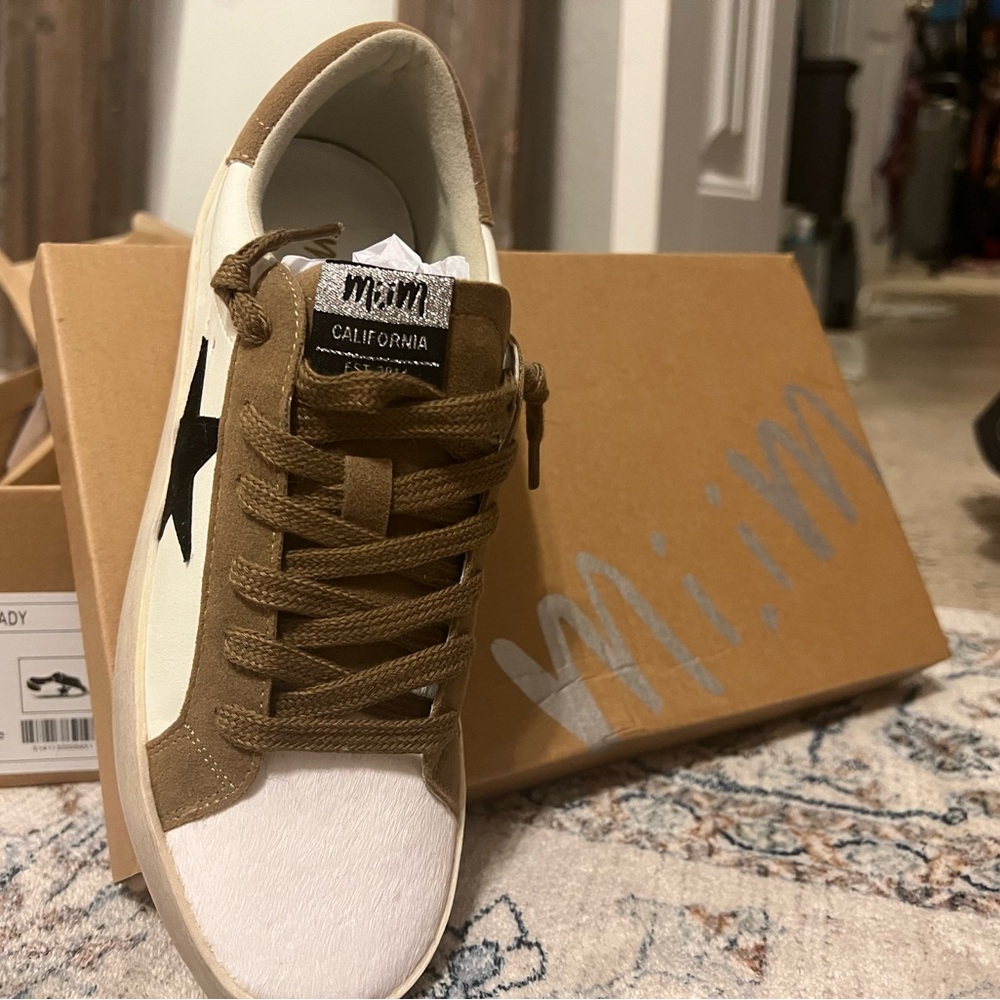 White and Brown Sneakers with Minimalist Design - Picture 2 of 3